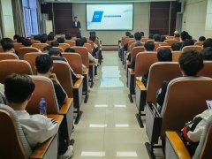 代表及2023级本科生代表加入演讲会